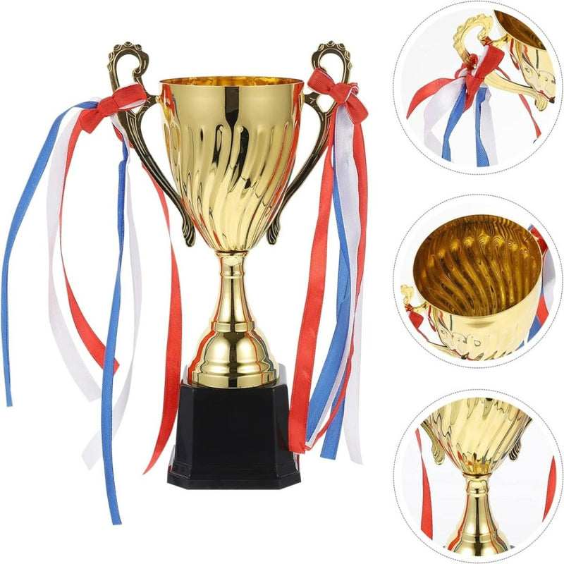 Laad afbeelding in Galerijviewer, De perfecte gouden trofee heeft een zwarte basis en handvatten, versierd met rode, blauwe en witte linten. Aanpasbaar voor elke prestatie, bevat drie kleine cirkels die close-ups tonen vanuit verschillende hoeken.
