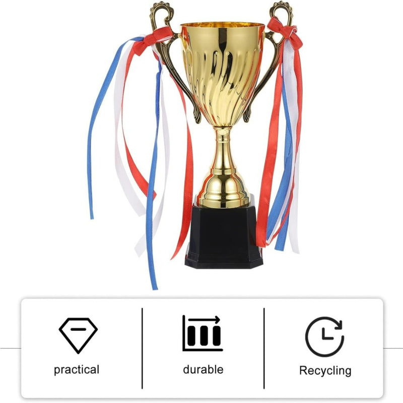 Laad afbeelding in Galerijviewer, De &quot;De perfecte gouden trofee voor jouw prestaties&quot; heeft rode, witte en blauwe linten. Iconen benadrukken de bruikbaarheid, duurzaamheid en recyclebaarheid, waardoor dit klassieke stuk ideaal is voor elke gelegenheid of gepersonaliseerd kan worden om speciale momenten of prestaties te herdenken.
