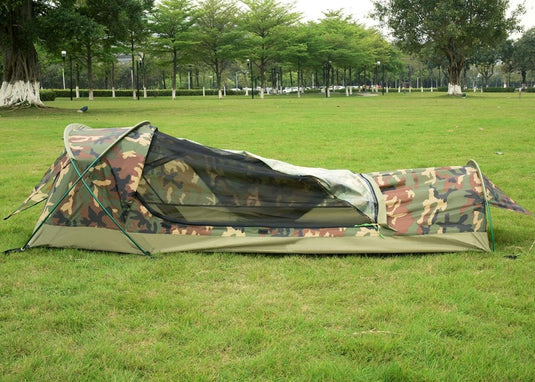De ultieme ultralichte 1-persoons waterdichte persoonlijke BIVY tent setup op grasveld met bomen, ideaal voor lichtgewicht kamperen.