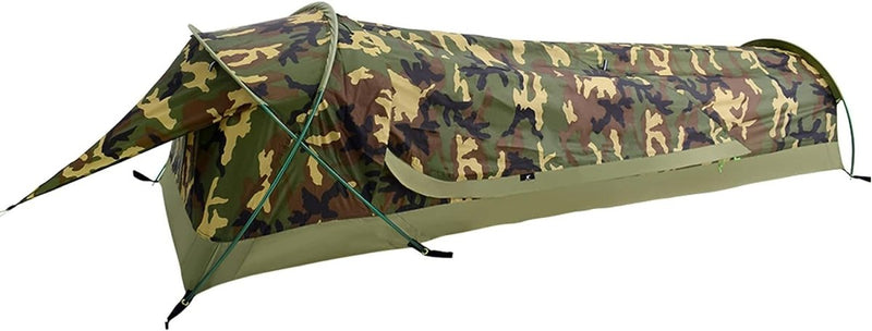 Laad afbeelding in Galerijviewer, De ultieme ultralichte 1-persoons waterdichte persoonlijke BIVY-tent is voorzien van groene en bruine camouflagepatronen, ondersteund door meerdere palen. Hij is perfect voor lichtgewicht kamperen en gemaakt van waterdicht polyester, waardoor hij ideaal is om droog te blijven bij onvoorspelbaar weer.
