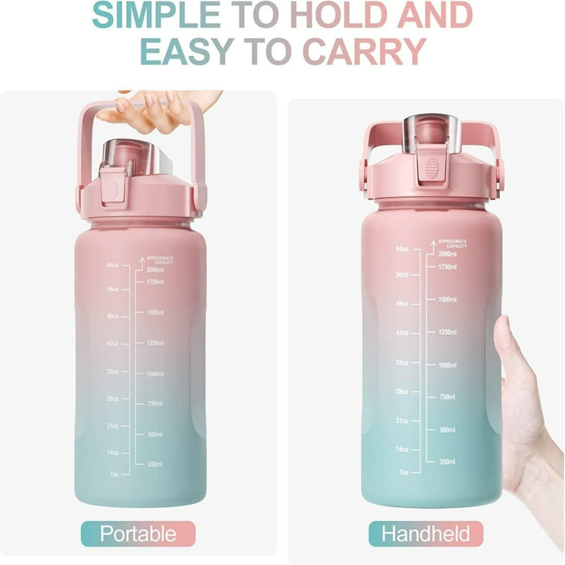 Load image into Gallery viewer, Twee gradiëntroze en blauwe BPA-vrije flessen, getiteld &quot;De ultieme 2 liter waterfles voor een gezonde levensstijl - Roze&quot;, genaamd &quot;Portable&quot; en &quot;Handheld&quot;, hebben een maatweegschaal en inspirerende tijdmarkeringen om ze gemakkelijk mee te nemen.
