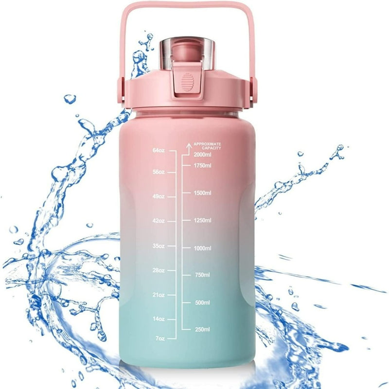 Load image into Gallery viewer, De ultieme 2 liter waterfles voor een gezonde levensstijl - Roze is een roze en blauwe gradiëntfles met handvat, inspirerende tijdmarkeringen, BPA-vrij materiaal en een spatontwerp om hydratatie te benadrukken.

