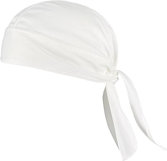 Zijaanzicht van de witte mesh bandana-pet met een lange strik, gemaakt van duurzaam materiaal voor comfort en UV-bescherming. Product: De ultieme bandanapet voor elke sportieveling.