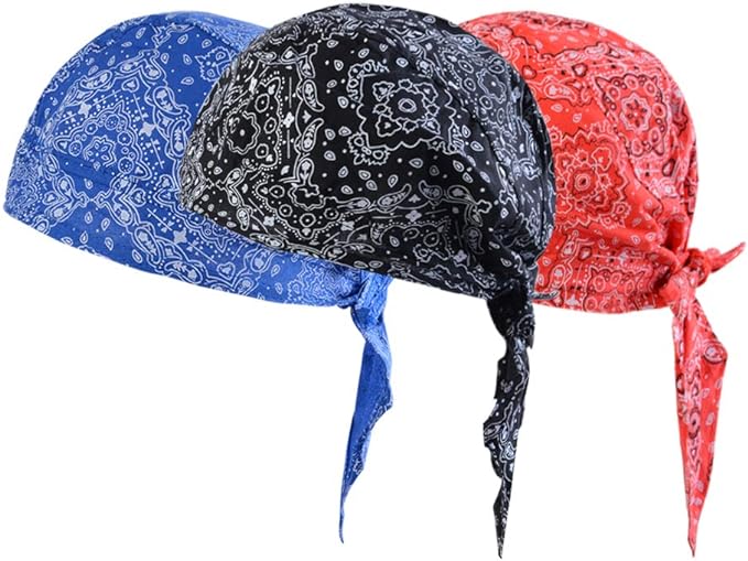 Laad afbeelding in Galerijviewer, De ultieme multifunctionele bandana voor elke outdooractiviteit wordt gepresenteerd in blauw, zwart en rood met witte paisley-motieven, gemaakt van bestendig materiaal voor comfort en voorzien van UV-bescherming voor bescherming tegen de zon.
