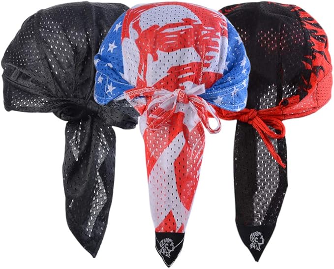 Laad afbeelding in Galerijviewer, Het product &quot;De ultieme multifunctionele bandana voor elke outdooractiviteit&quot; omvat drie stijlvolle mesh do-rags (één zwart, één Amerikaanse vlag en één rood &amp; zwart) gemaakt van geïsoleerd materiaal voor UV-bescherming. Elk heeft geknoopte staarten die comfort en flair bieden.
