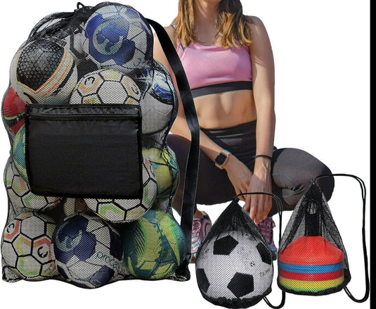 In sportkleding hurkt een persoon achter "De voetbaltas die je nodig hebt om je team te laten winnen", gevuld met voetballen, plus twee kleinere netzakken met daarin andere sportballen.