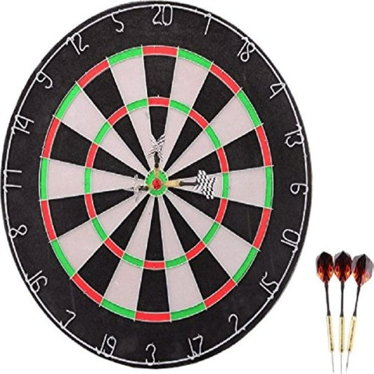 Een dartbord met betrouwbaar geplaatste pijlen en drie extra pijlen daarnaast, toont een standaardpatroon met cijfers aan de rand.