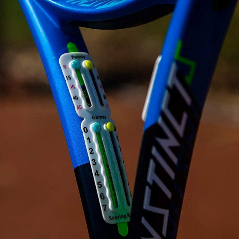 Load image into Gallery viewer, Close-up van het Draagbaar tennis scorebord, een tennisracket met ingebouwde schuifknoppen voor het bijhouden van de score. Het racket lijkt op een mini-scorebord en toont de score op het frame tegen een blauwe achtergrond.
