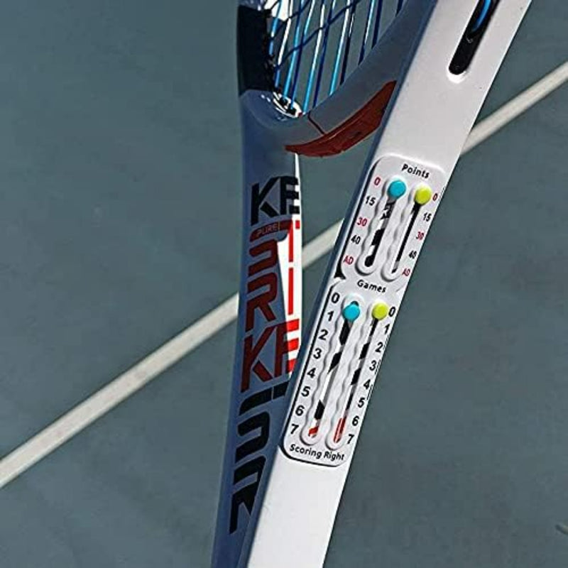Load image into Gallery viewer, Close-up van een tennisracket met het Draagbaar tennis scorebord, een ITF-conforme schuif voor het scoren van punten en games op het handvat, rustend op een tennisbaan.
