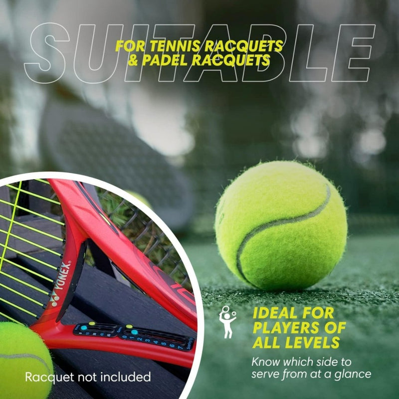 Load image into Gallery viewer, Een Draagbaar tennis scorebord rust naast een racket, wat de bruikbaarheid voor tennis en padel benadrukt. Perfect voor alle spelers, het voldoet aan de ITF-conformiteitsnormen om topprestaties op de baan te garanderen.
