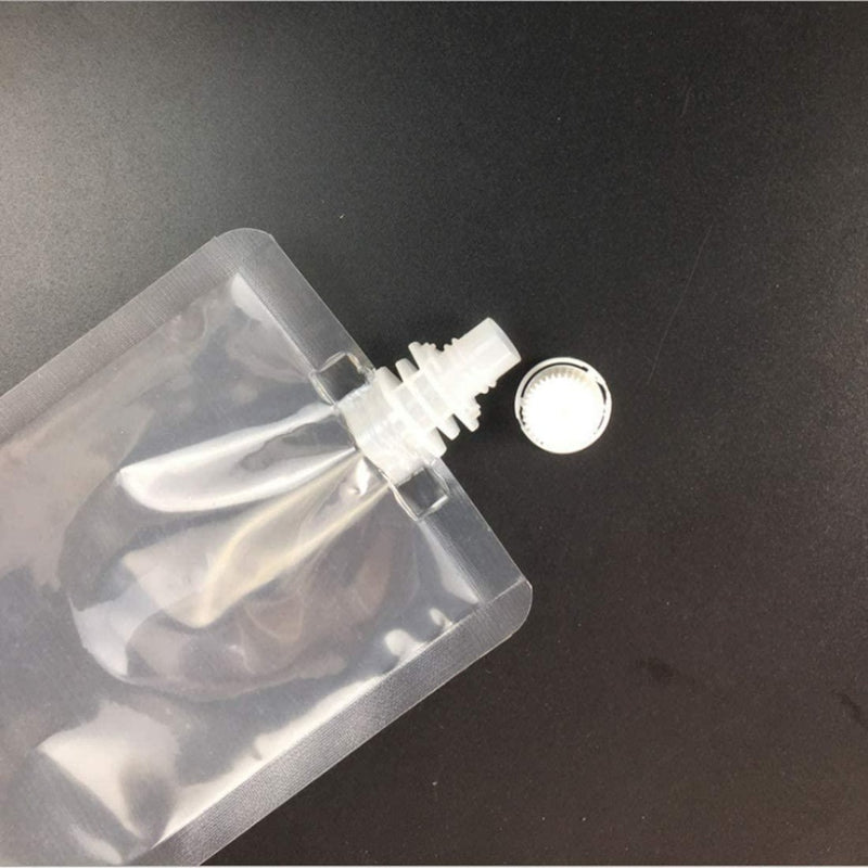 Load image into Gallery viewer, Een Staande drinkzak, gemaakt van BPA-vrije materialen, heeft een witte tuit en een losse dop, die op een donker oppervlak zijn afgebeeld.
