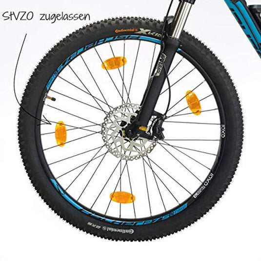 Blauw geaccentueerd fietswiel met zwarte band en schijfrem. Reflectoren vergroten de zichtbaarheid en veiligheid. Tekst linksboven vermeldt 