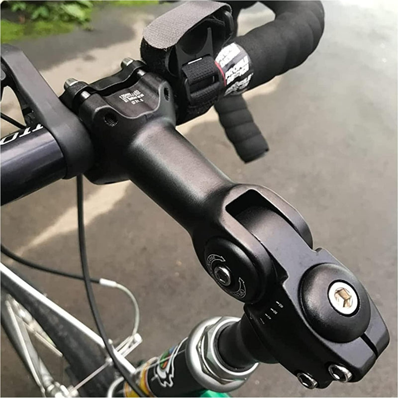 Load image into Gallery viewer, Close-up van de Verstelbare stuurpen, ontworpen voor comfort, met een verstelbare 6061 aluminiumlegering stuurpen met een vergrendelingsmechanisme en hoekverstelknop. Zwarte griptape accentueert het stuur, terwijl op de achtergrond een wazig wegdek zichtbaar is.
