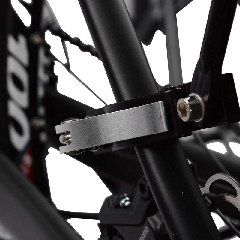 Laad afbeelding in Galerijviewer, Close-up van het achterframe van een fiets met een metalen beugel en bouten bij het wiel- en kettingmechanisme, perfect voor het bevestigen van de &quot;Ontdek de ultieme fiets bagagedrager voor mountainbike - Efficiënt en betrouwbaar&quot;, die mountainbikeliefhebbers universele compatibiliteit biedt.
