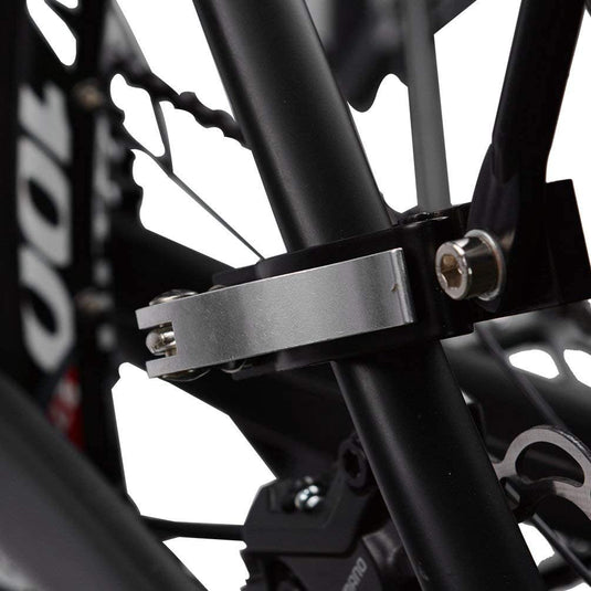 Close-up van het achterframe van een fiets met een metalen beugel en bouten bij het wiel- en kettingmechanisme, perfect voor het bevestigen van de "Ontdek de ultieme fiets bagagedrager voor mountainbike - Efficiënt en betrouwbaar", die mountainbikeliefhebbers universele compatibiliteit biedt.