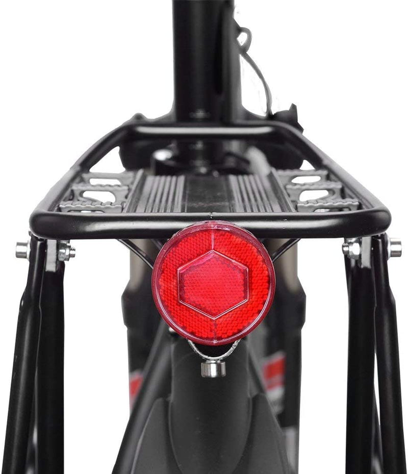 Laad afbeelding in Galerijviewer, Achteraanzicht van een fiets met een rode ronde reflector op een zwart metalen bagagerek en spatbord, waarmee de Ontdek de ultieme fietsbagagedrager voor de universele compatibiliteit van mountainbikes wordt getoond.
