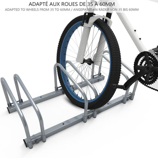 Een fiets met blauwvelgbanden wordt gestald in het "Fietsenrek voor 3 of 4 fietsen: de ideale opbergoplossing voor binnen en buiten", gemaakt van gegalvaniseerd staal. Hij is aanpasbaar aan wielen van 35-60 mm, waardoor een efficiënte ruimtebesparing wordt gegarandeerd.