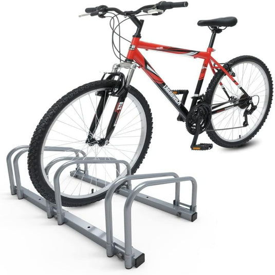 In het "Fietsenrek voor 3 of 4 fietsen: de ideale opbergoplossing voor binnen en buiten" wordt een rood-zwarte fiets met verende voorvork en knobbelige banden veilig geplaatst, waardoor er ruimtebesparing ontstaat voor andere fietsers.