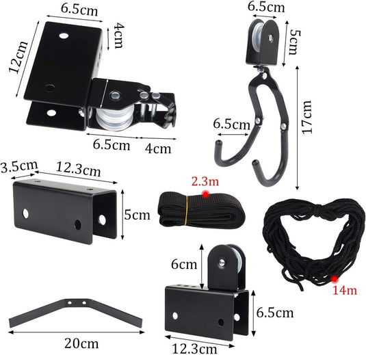 Een groot zwart katrolsysteem aan het plafond met beugels, haken en touwen, vergelijkbaar met een fietslift; perfect voor ruimtebesparing. Het is gelabeld met afmetingen in centimeters. Product: Optimaal ruimtegebruik en veiligheid: Ontdek onze fietslift!.