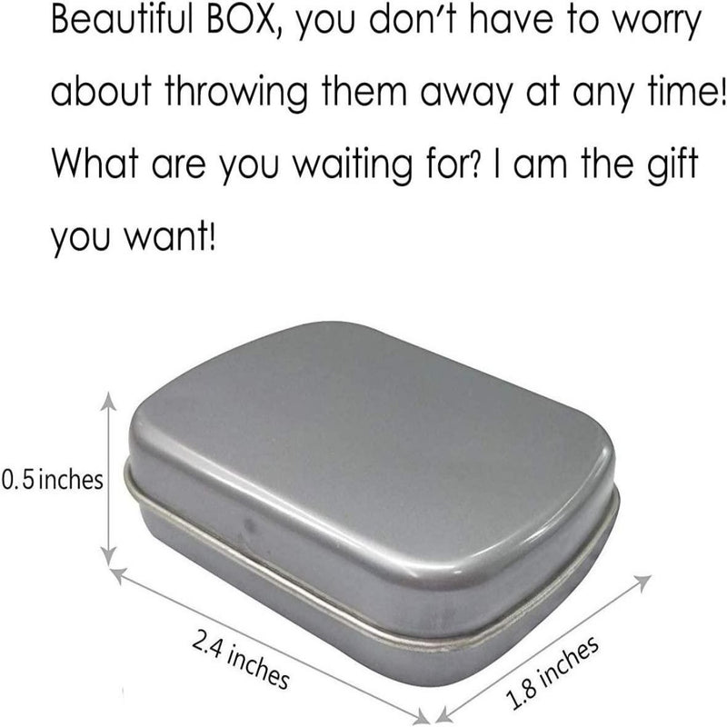 Laad afbeelding in Galerijviewer, Een kleine rechthoekige metalen doos van 6,5 x 1,8 x 0,5 inch is voorzien van een tekst waarin wordt gepromoot als een herbruikbare geschenkoptie, ideaal voor het opbergen van items zoals de Fietsventiel-adapterset: Pomp moeiteloos alle soorten fietsbanden op.
