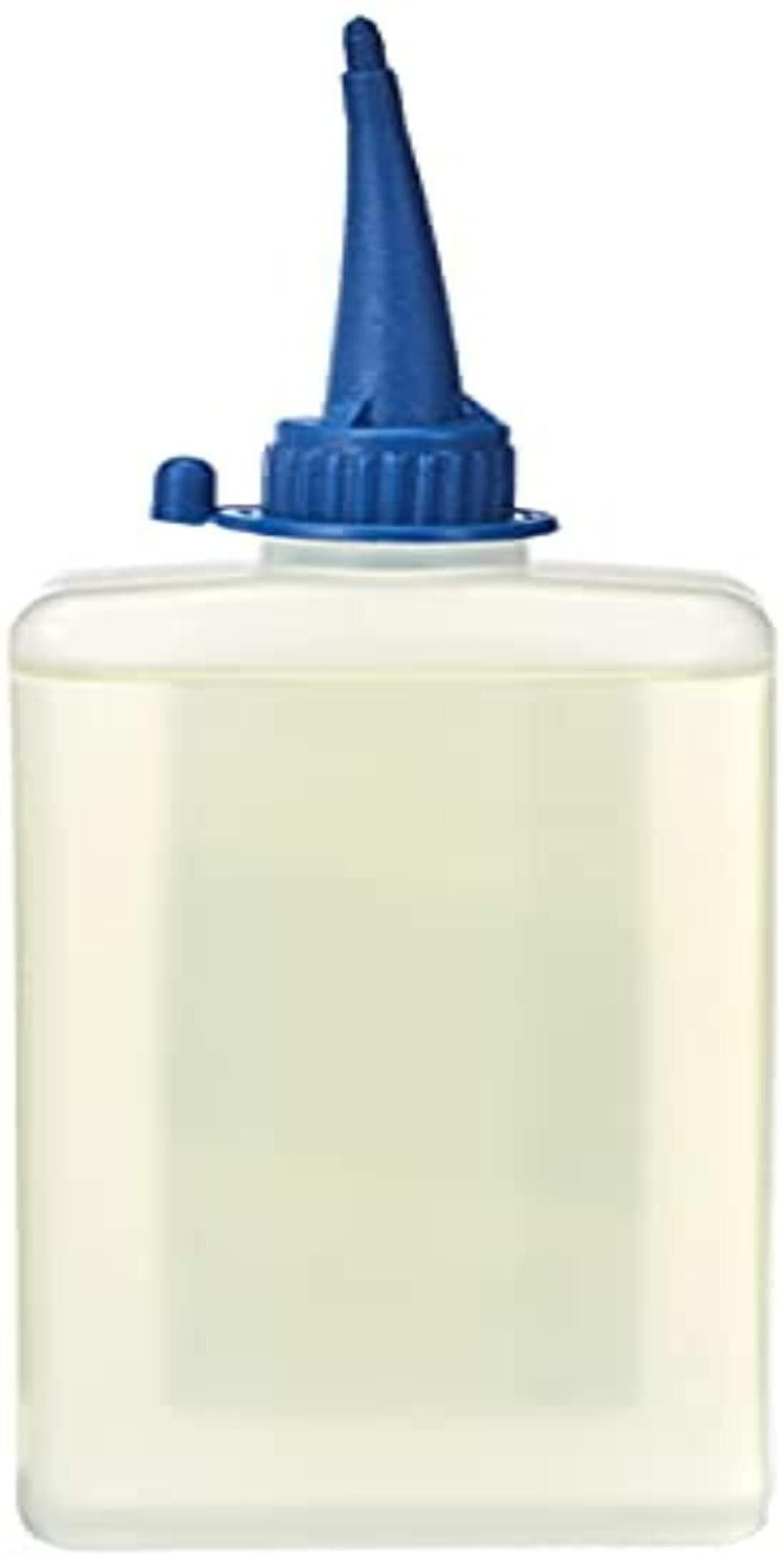 Load image into Gallery viewer, Een doorzichtige plastic fles met een blauwe spuitmond en dop met daarin &quot;Ontdek de veelzijdigheid en kwaliteit van onze fijne mechanische olie voor al je smeringsbehoeften&quot;, een heldere vloeistof met een hoge viscositeit.

