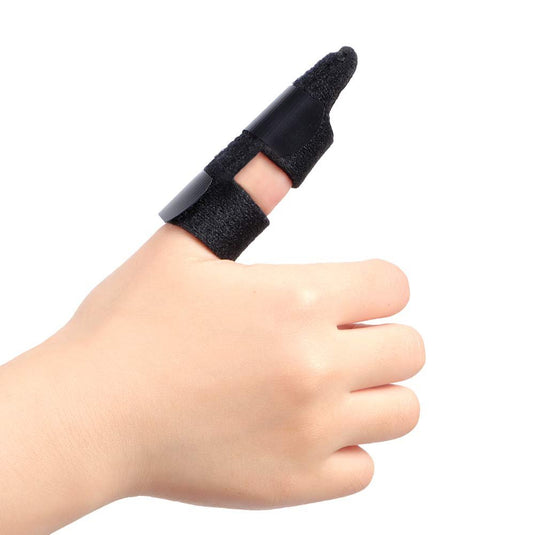 Een hand toont de Beste vinger spalk voor herstel en verlichting, een zwarte vingerspalk voor de duim, die is ontworpen om te helpen bij aandoeningen zoals de malletvinger, tegen een witte achtergrond.