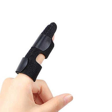 Een hand met de Beste vingerspalk voor herstel en verlichting op de wijsvinger, ontworpen voor triggervingeraandoeningen, tegen een helderwitte achtergrond.