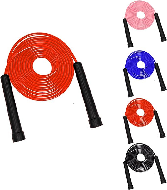Vijf vrolijke springtouwen in de kleuren rood, roze, blauw, oranje en zwart met antislip handgrepen voor een veilige grip. Aan de linkerkant is het verstelbare "Verbrand vet en verbetering je conditie met ons fitness springtouw" in het rood prominent opgerold.