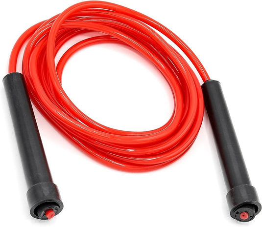 Het Verbrand vet en verbetering je conditie met ons fitness springtouw is een opgerold rood springtouw met zwarte antislip handgrepen voor een stevige grip.