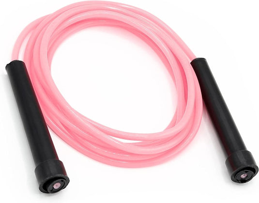 Een roze springtouw met zwarte antisliphandvatten ligt op een witte achtergrond. Ideaal als verstelbaar springtouw, het Verbrand vet en verbetering je conditie met ons fitness springtouw is perfect voor degenen die aan hun fitnessreis beginnen.