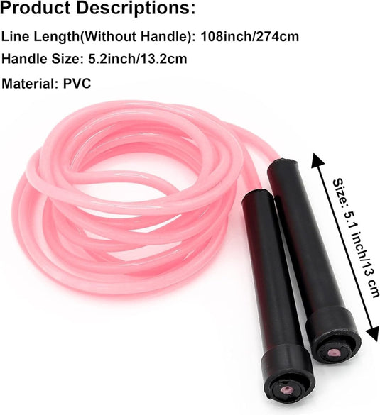 Roze springtouw met zwarte antisliphandvatten op een witte achtergrond. Dit verstelbare springtouw, genaamd "Verbrand vet en verbetering je conditie met ons fitness springtouw", bevat informatie over lengte, handvatgrootte en materialen voor een verbeterde fitnessroutine.