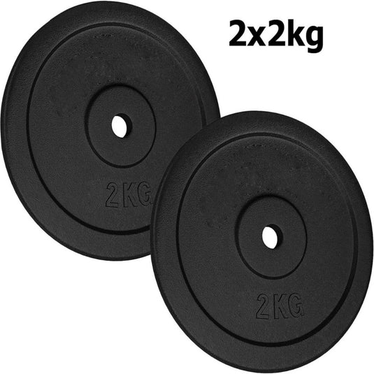 Twee zwarte gietijzeren halterschijven, elk met het opschrift "2 KG", worden hierboven weergegeven met de tekst "2x2kg", ideaal voor iedereen die op zoek is naar duurzame fitnessaccessoires. Ze zijn de perfecte aanvulling voor je homegym of sportschool om je trainingsroutine te verbeteren.