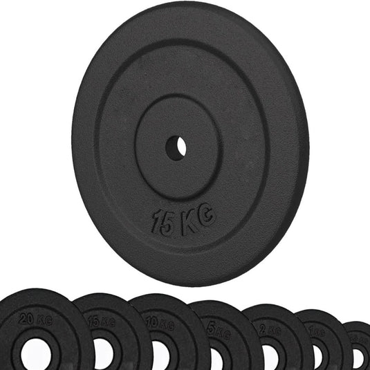De "Gietijzeren halterschijven" set in het zwart bevat verschillende gewichten van 1,25 kg tot 20 kg, met duidelijke gravures. Een prominente 15 kg plaat toont hun duurzaamheid, waardoor ze essentiële fitnessaccessoires zijn voor elke homegym of sportschool.