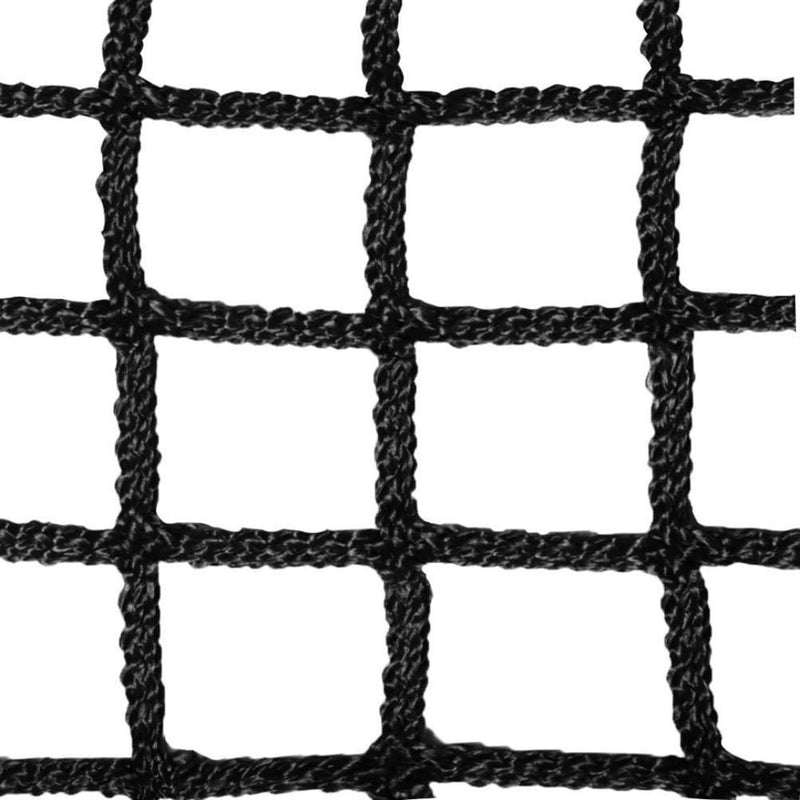 Load image into Gallery viewer, Close-up van een zwart net met vierkante openingen op een witte achtergrond, waarbij het knooploos ontwerp uit de collectie Meesterlijke slagen met ons duurzaam golfnet - Perfect voor training en ontspanning wordt benadrukt.
