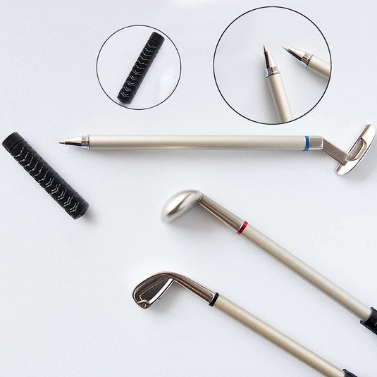 Ontdek de Golfclub pennenset: een stijlvolle en functionele toevoeging aan uw werkplek met drie pennen gemaakt van duurzame materialen, die lijken op golfclubs. Elke pen heeft gedetailleerde punten en verwisselbare grips, elegant gepresenteerd op een witte achtergrond.