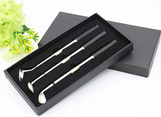 De Golfclub pennenset is een stijlvolle toevoeging aan uw werkplek. De set bestaat uit drie mini-pennen in een strakke, zwarte geschenkdoos met kleine groene en gele bloemen.