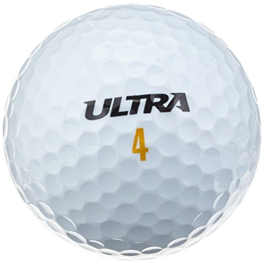 Een witte golfbal met "ULTRA" in het zwart en het getal "4" in het geel, ontworpen voor hoge snelheid op het oppervlak met kuiltjes, genaamd "Verbeter je spel met de kracht en precisie van witte golfballen!.