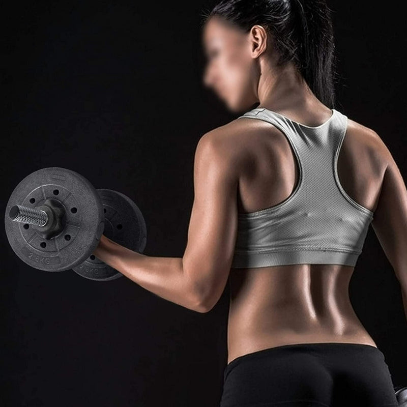 Load image into Gallery viewer, In sportkleding tilt een vrouw de verstelbare halterset van 20 kg voor krachttraining thuis op in een sportschool, waarbij haar rugspieren zichtbaar zijn terwijl ze met haar gezicht van de camera af kijkt.
