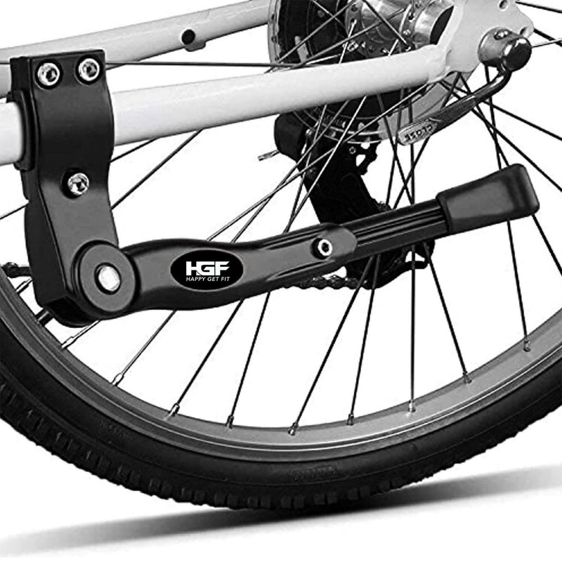 Laad afbeelding in Galerijviewer, Close-up van het achterwiel van een fiets met de Happygetfit MTB Standaard, met een zwarte, verstelbare standaard met antisliprubber en het &quot;HGF&quot;-logo, stevig bevestigd aan het frame, vlak bij de band.
