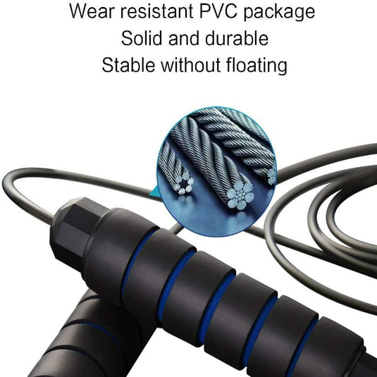 Close-up van "Ontketen je sportieve kracht met het sport springtouw voor prestaties" met handvatten van zwart en blauw schuim, slijtvast PVC-pakket, solide duurzaamheid en een roterend kogellagersysteem voor soepel, klitvrij gebruik.