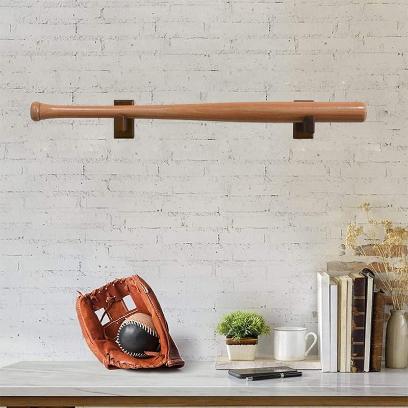 Laad afbeelding in Galerijviewer, Een &quot;Honkbalknuppel muursteunen: de perfecte manier om je collectie te presenteren&quot; wordt tentoongesteld op een witte bakstenen muur boven een plank met een handschoen, bal, boeken, planten en een beker - ideaal decor voor elke honkbalfanaat.

