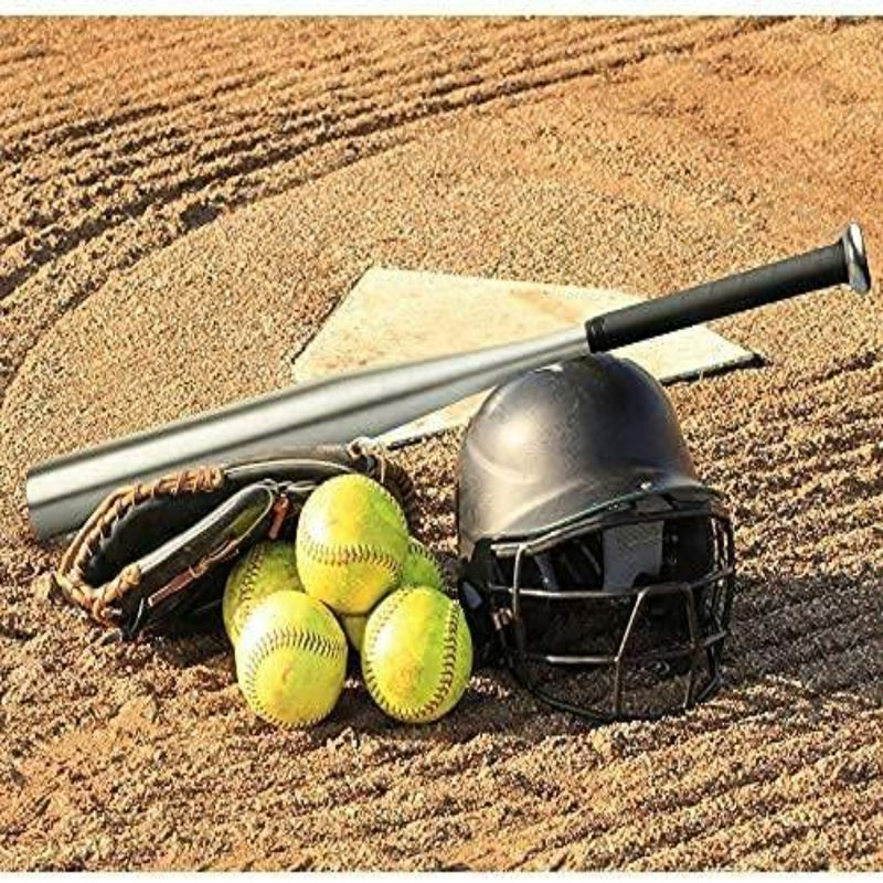 Load image into Gallery viewer, Op het zandveld naast de thuisplaat rust een &quot;Sla harder en nauwkeuriger met onze hoogwaardige honkbalknuppel&quot;, een handschoen, drie gele softballen en een zwarte helm van premium materialen.
