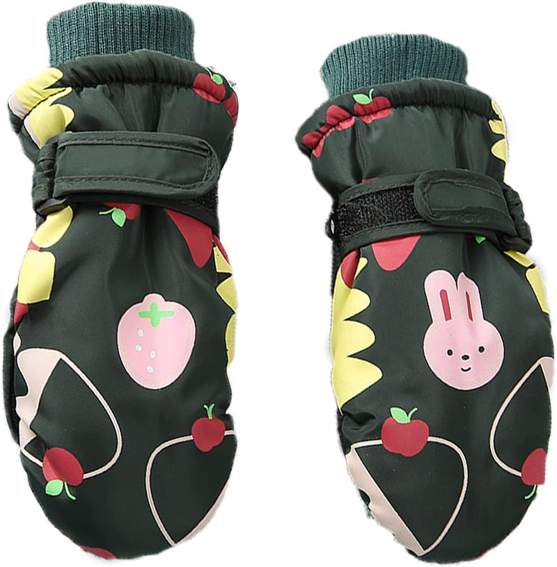 Laad afbeelding in Galerijviewer, De groene kinderskihandschoenen hebben charmante aardbei-, konijn- en appelontwerpen. Ze hebben elastische boorden, klittenbandsluitingen voor een veilige pasvorm en antislipmaterialen voor veilig spelen.
