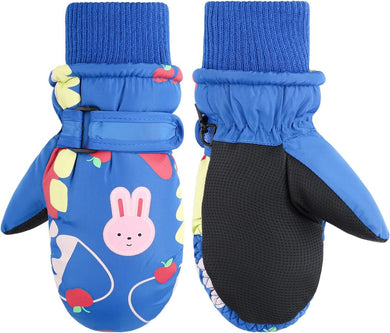 Houd de kinderhanden warm met blauwe kinderskihandschoenen, versierd met een roze konijn, fruit en vormen. Ze hebben een zwarte palm voor antislipgrip en geribde manchetten voor de veiligheid.