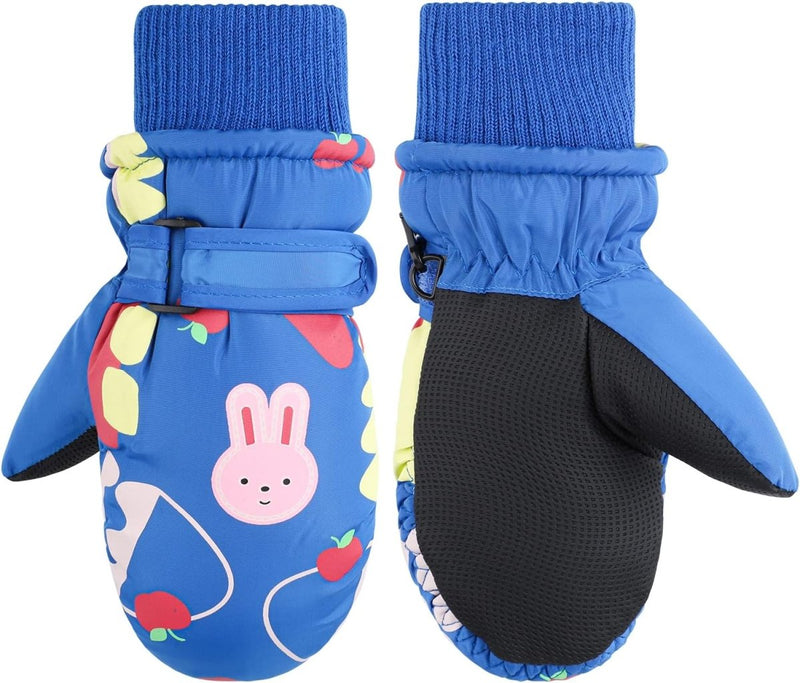 Laad afbeelding in Galerijviewer, Houd de kinderhanden warm met blauwe kinderskihandschoenen, versierd met een roze konijn, fruit en vormen. Ze hebben een zwarte palm voor antislipgrip en geribde manchetten voor de veiligheid.

