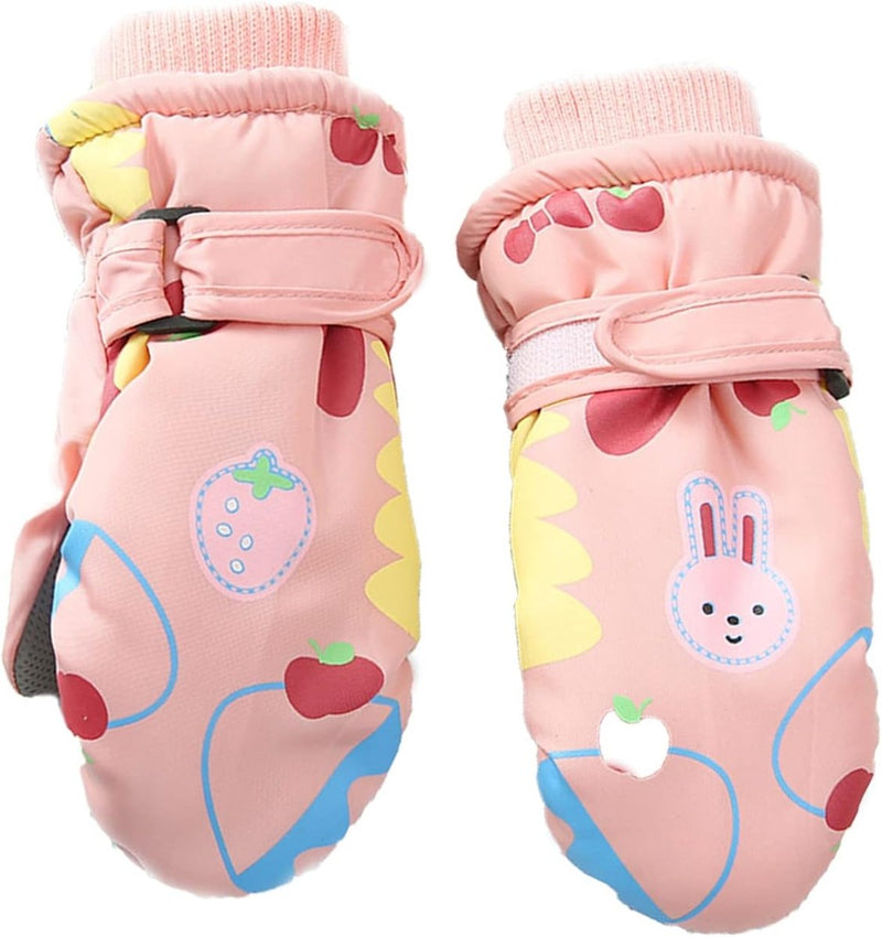 Laad afbeelding in Galerijviewer, De Houd de handen van je kind warm en droog kinderskihandschoenen zijn roze met cartoon-aardbeien- en konijnenmotieven, rode, gele en blauwe accenten, en zijn voorzien van antisliptechnologie om de handen van kinderen gezellig en veilig te houden.

