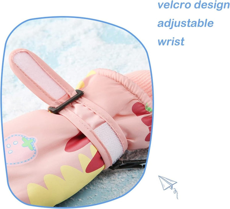 Laad afbeelding in Galerijviewer, Close-up van roze Houd de handen van je soort warme en droge kinderskihandschoenen met cartoonpatronen en een klittenbandpolsband, ideaal voor de kleuterschool met een antislipontwerp op besneeuwde grond.

