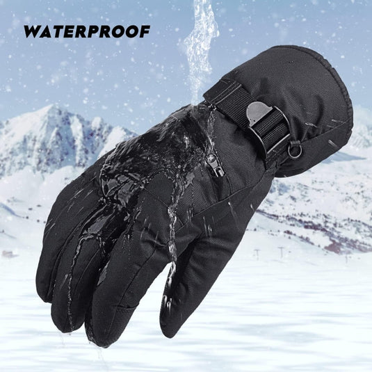 Het zwarte, waterdichte ontwerp van deze skihandschoen, tentoongesteld tegen een besneeuwde berg, stoot water gemakkelijk af, terwijl de touchscreen-functionaliteit je verbonden houdt onder zware omstandigheden. Geniet van de wintersport met Houd je handen warm en geniet van de wintersport met deze skihandschoenen.