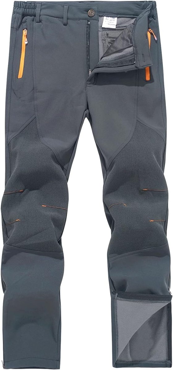 Laad afbeelding in Galerijviewer, De &quot;Houd je warm en comfortabel in de koude met de heren wandel en skibroek&quot; is een grijze outdoorbroek met oranje zakken met ritssluiting, versterkte knieën en waterafstotende stof. Een gedeeltelijk open zijvak, weergegeven tegen een witte achtergrond, laat de stof aan de binnenkant zien.

