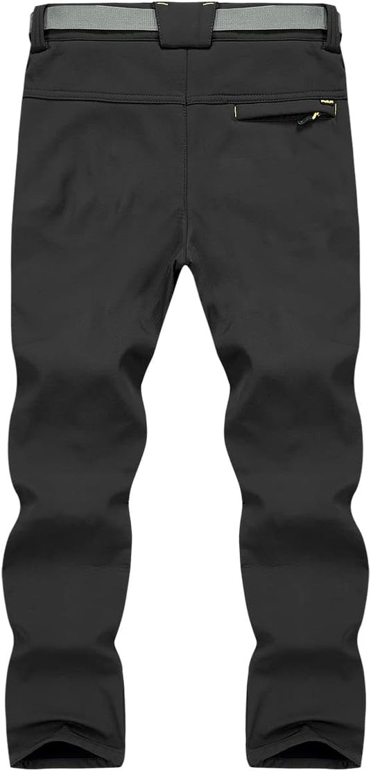Zwarte broek ontworpen voor wandelen en skiën, met een grijze tailleband en een achterzak met ritssluiting. Blijf warm en comfortabel met de "Houd je warm en comfortabel in de koude met de heren wandel en skibroek!.